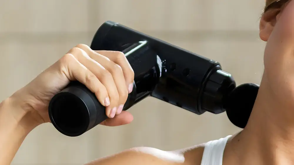 Sama-Sama Alat Pijat, Tapi Fungsinya Berbeda! Ini Bedanya Massage Gun dan TENS